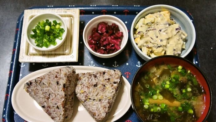 家で朝ご飯(十五穀米ごはんのおにぎりに、紫キャベツとゆでたまごのサラダ、納豆、昆布しば漬け、味噌汁)(2021年4月20日)