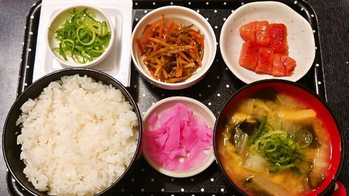 家で朝ご飯（新米・粒すけに辛子明太子（博多あごおとし）、きんぴらごぼう、納豆、白菜のみそ汁、しそざくら）（2023年11月15日）