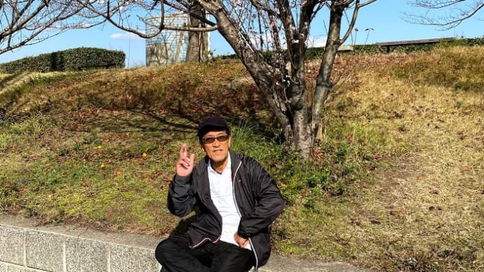 今頃花見、桜の紅葉と花びらのコラボが見られる竹ヶ端テニスコート