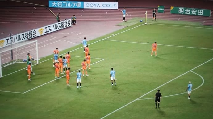 ジョアン・パウロのダイレクトボレーは枠外