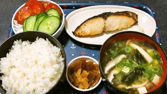 家で朝ご飯(島県産コシヒカリに自家製の鰆の塩糀漬け、椎茸とシメジの味噌汁、オニオンサラダ等)(2021年3月12日)