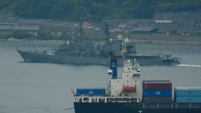 海上自衛隊汎用護衛艦うみぎり 海峡を航行