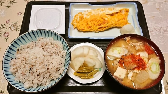家で朝ご飯(十六穀ご飯に玉子焼き、納豆、豚汁、かぶのぬか漬)(2022年1月2日)