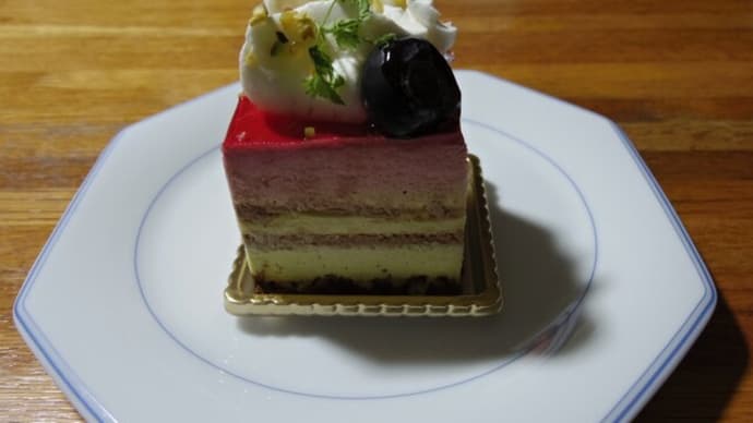 patisserie EMURIのラズベリーピスタチオケーキ