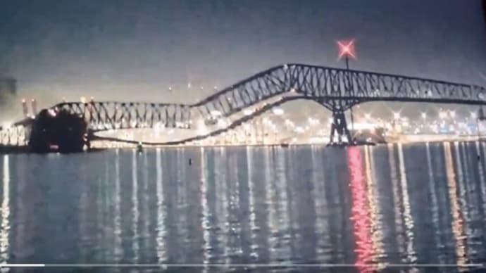 衝撃の事故: 米メリーランド州のフランシス・スコット・キー橋、貨物船衝突で崩壊し車両数台が川に転落