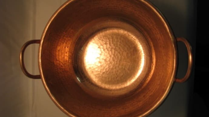 銅の特性を生かして造る銅鍋は、叩いて硬くする。【逸品殿堂シリーズ記事追想】