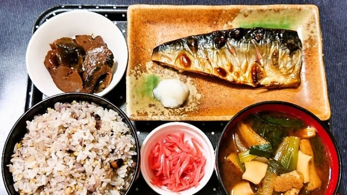 家で朝ご飯(十六穀ごはんに焼鯖(塩鯖)、あわび茸の昆布煮、赤だしの味噌汁、生姜酢漬)(2022年8月19日)