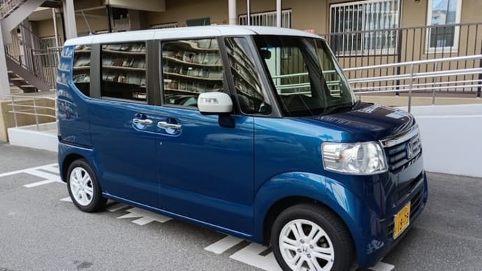 車に 屋号のカッティングステッカーを貼る