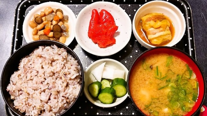家で朝ご飯(十六穀ごはんにロールキャベツのカレー煮、辛子明太子、煮豆、つみれとしめじのみそ汁、かぶときゅうりの漬物)(2023年11月22日)