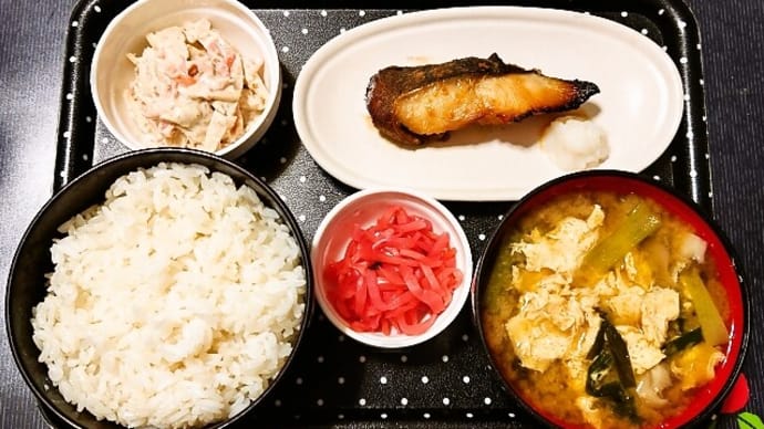 家で朝ご飯(ごはんは富山県産にこまるに銀ダラ西京漬(自家漬)、ごぼうサラダ、ニラ玉のみそ汁、生姜酢漬)(2022年8月18日)