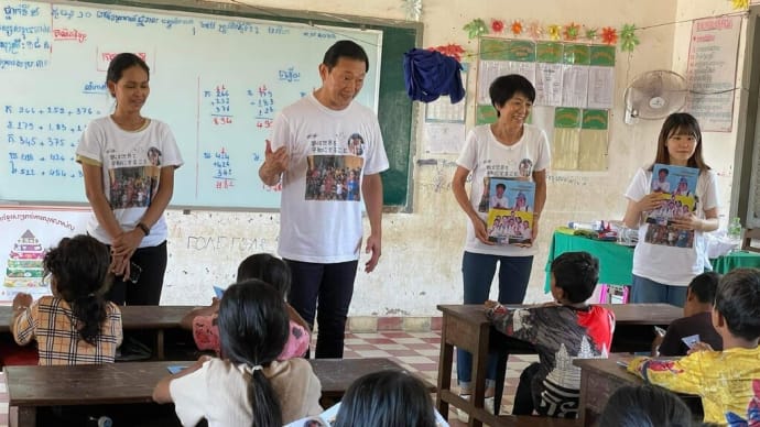 中田厚仁学校を訪問して、クラウドファンディングで作った平和教育の教材を配布