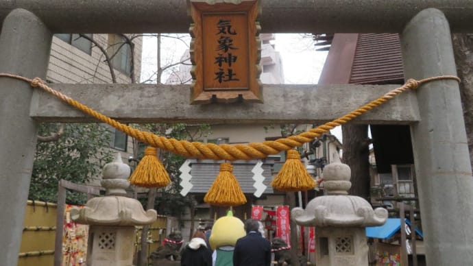 この地域に来ると必ず立ち寄る、日本唯一の気象神社！この日はキャラクター人形がお参りされていました。