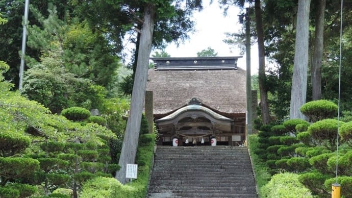 茅葺屋根の社殿-鈴屋宇佐八幡宮