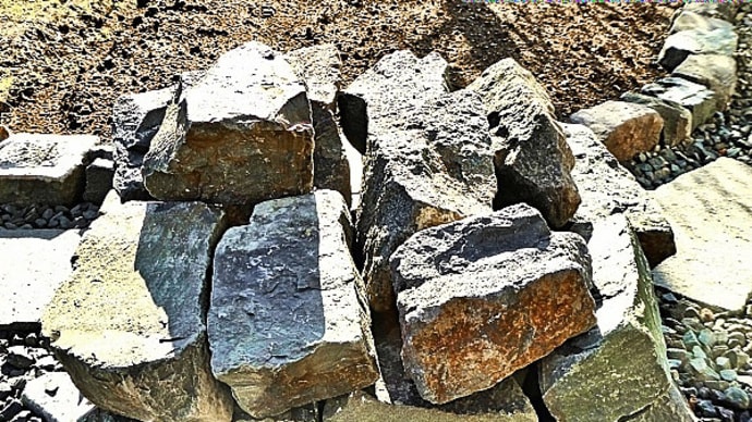 釧路町の砕石会社から、猫額庭園東側に並べる縁石の原材料（岩石）を調達しました