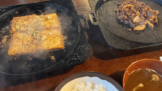 県内唯一の定食百名店!「国八食堂」の名物・鉄板焼きとうふ&ホルモン定食!