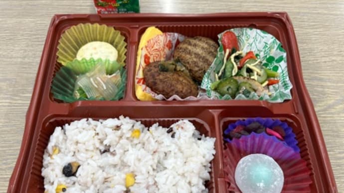 この日の日替り弁当はチーズインハンバーグ。