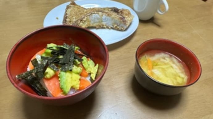 今日のディナー(サーモンアボカド丼)