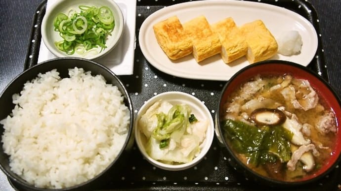 家で朝ご飯(新米・あきたこまちに玉子焼き(厚焼き玉子)、納豆、豚汁、白菜漬)(2021年12月3日)