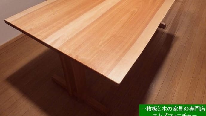 １３０８、日本の広葉樹の美しさを感じられます。北海道産マカバのブックマッチテーブル。一枚板と木の家具の専門店エムズファニチャーです。