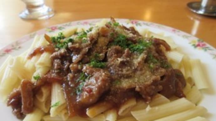 「ビストロミルポア」の週替わりランチは、イタリア マンマの家庭料理 ペンネのラグー(牛煮込みのせペンネ)
