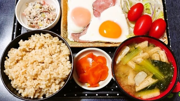 家で朝ご飯(発芽玄米にハムエッグ&サラダ、白和え、菊芋と小松菜のみそ汁、生姜みそ漬)(2022年12月5日)