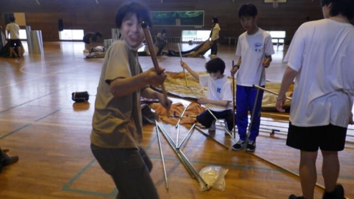 キャンプ in 学園 体育館でテント張り!!