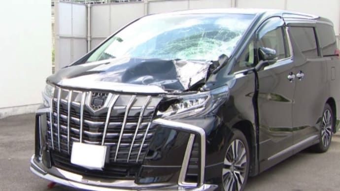 佐賀で普通乗用車と人が衝突