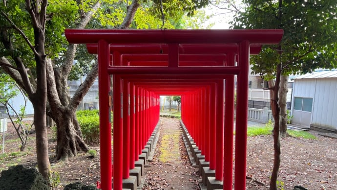 溶岩塚に建つ 割狐塚稲荷神社