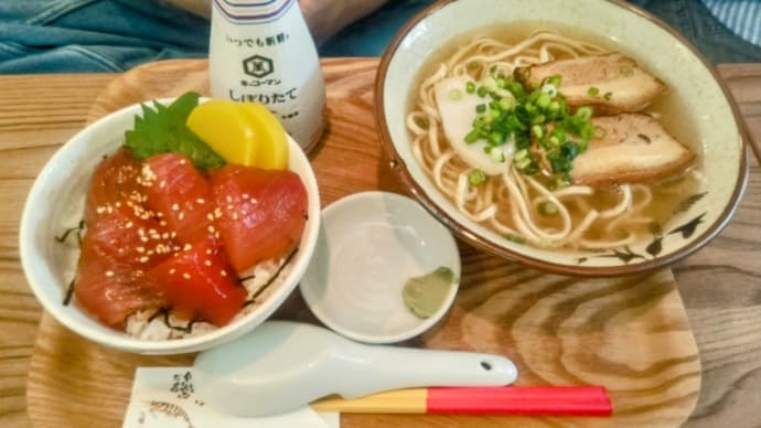 あっさり鰹出汁の沖縄そば屋は肉が旨い❗️・・・かまど(与儀)