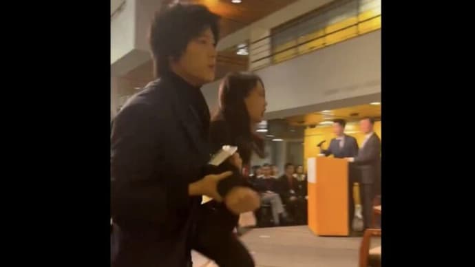 米ハーバード大学で駐米中国大使講演中…「恥を知れ」「臓器狩りやめろ」抗議者さけぶ