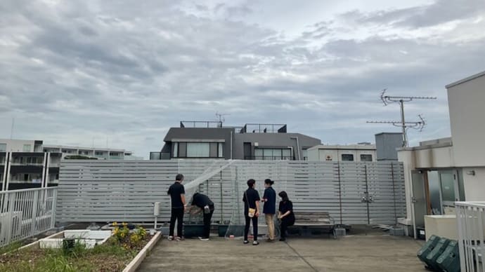 屋上を使って園芸の準備をしています。