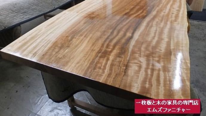 ６８４、栃の一枚板テーブル。2200mmx900mm超。迫力もある栃の一枚板テーブルお届け前のメンテナンス。 一枚板と木の家具の専門店エムズファニチャーです。
