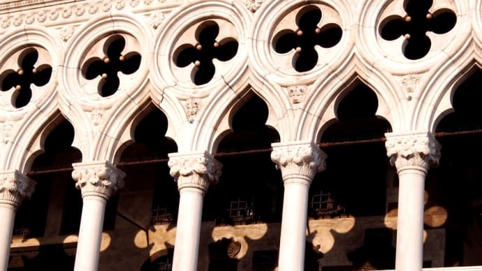 イタリア　ヴェネツィアの透かし建築と自撮り