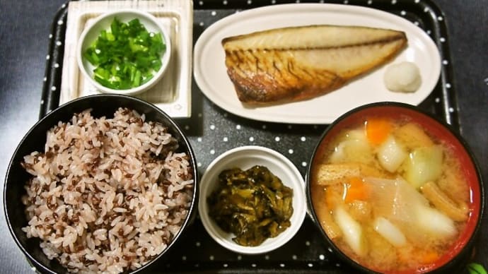家で朝ご飯(古代米ご飯に焼鯖、納豆、長ねぎのみそ汁、葉唐きゅうり)(2021年9月2日)