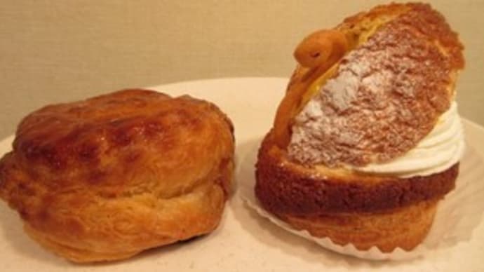 多賀城駅前の洋菓子店で、スワンのシュークリームとアップルパイ