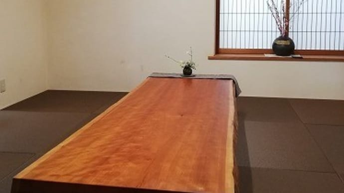 ４０８、温かみのある色合い　2000mm超、アメリカンチェリーの一枚板テーブル　低めの高さでお届け。　一枚板と木の家具の専門店エムズファニチャーです。