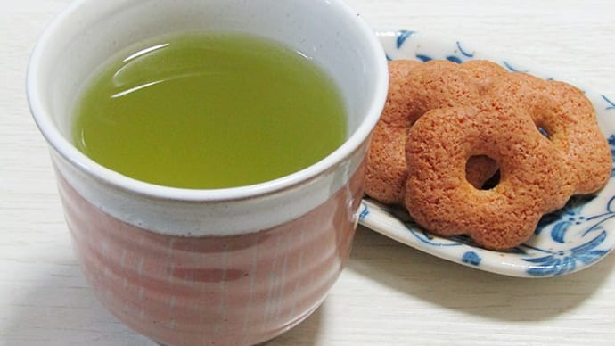 そばぼうろと濃いお茶。