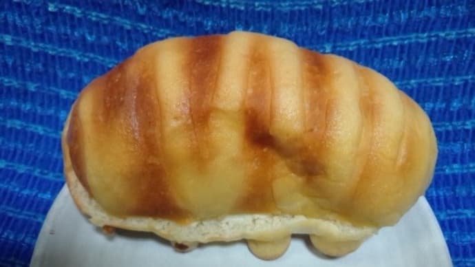 クッキークリームパンで朝食、これから眼科に行くんだね:D