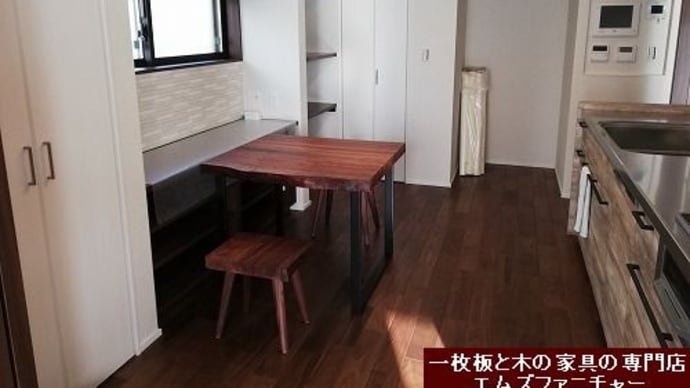 2617、二人用で使える一枚板テーブルって、できますか?ありますか? 一枚板と木の家具の専門店エムズファニチャーです。