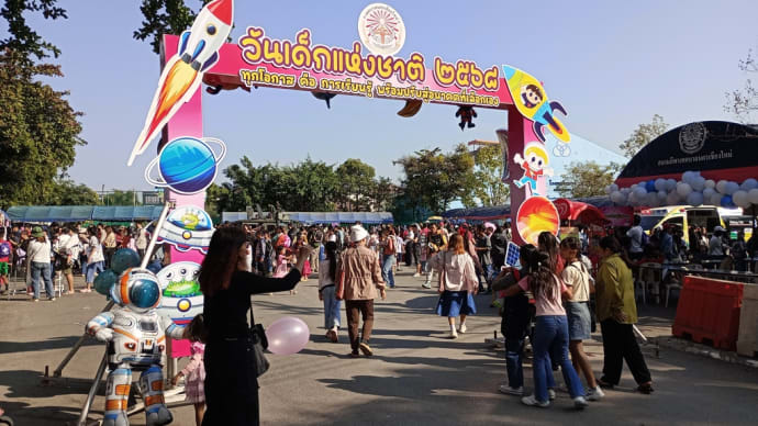 ハシゴ車から兵員輸送車まで、チェンマイの子供の日イベント