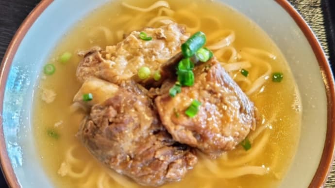 遠い昔からある老舗沖縄そばは自家製麺が独特なんよね・・・裕次郎そば(北谷)