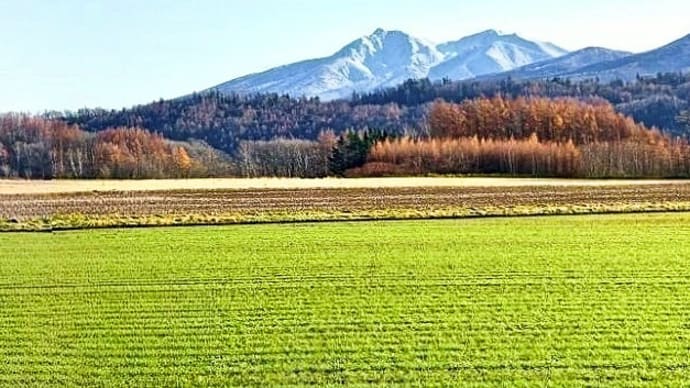 故郷(北海道清里町)の集落の北端に位置する台地から遠望する斜里岳と海別岳
