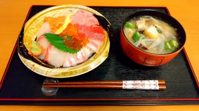 海鮮丼とお味噌汁