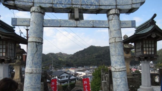 【有田】ふたたびの陶山神社と辻青磁、ナニコレ珍百景の境内を走るJR九州の列車