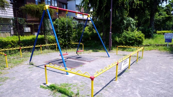 公園のブランコの柵