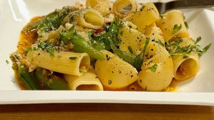 生トマト、鶏胸肉、スナップエンドウのショートパスタ