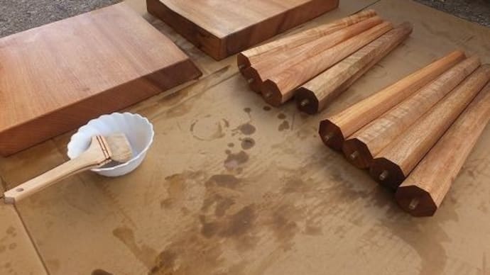 １１７６、【お客様にお届け前の準備】クスノキの一枚板から木目が繋がるスツール２台作りオイル仕上げ。一枚板と木の家具の専門店エムズファニチャーです。