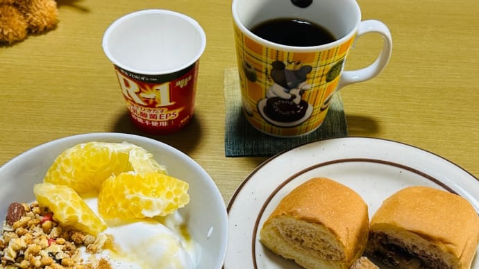 今日の朝食🥣・・・ファミマの菓子パン3種類とたっぷりヨーグルト😋