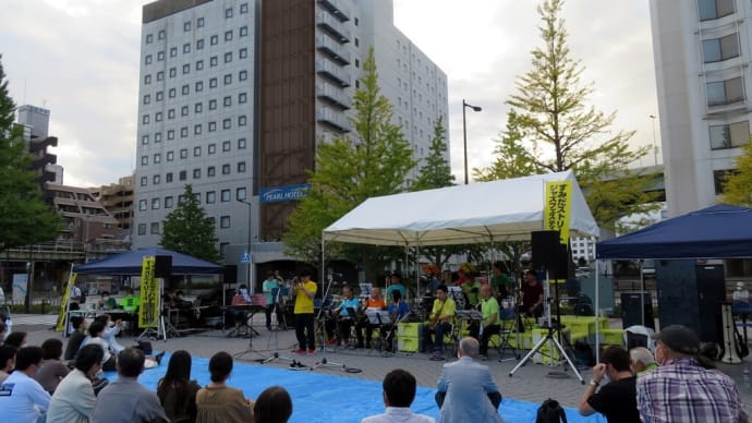 国技館に隣接した野外ステージでジャズの演奏を聞ききました。すみだストリートジャズフェスティバル。 旧安田庭園シリーズ その2