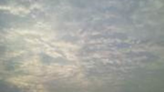 雲の多い朝空